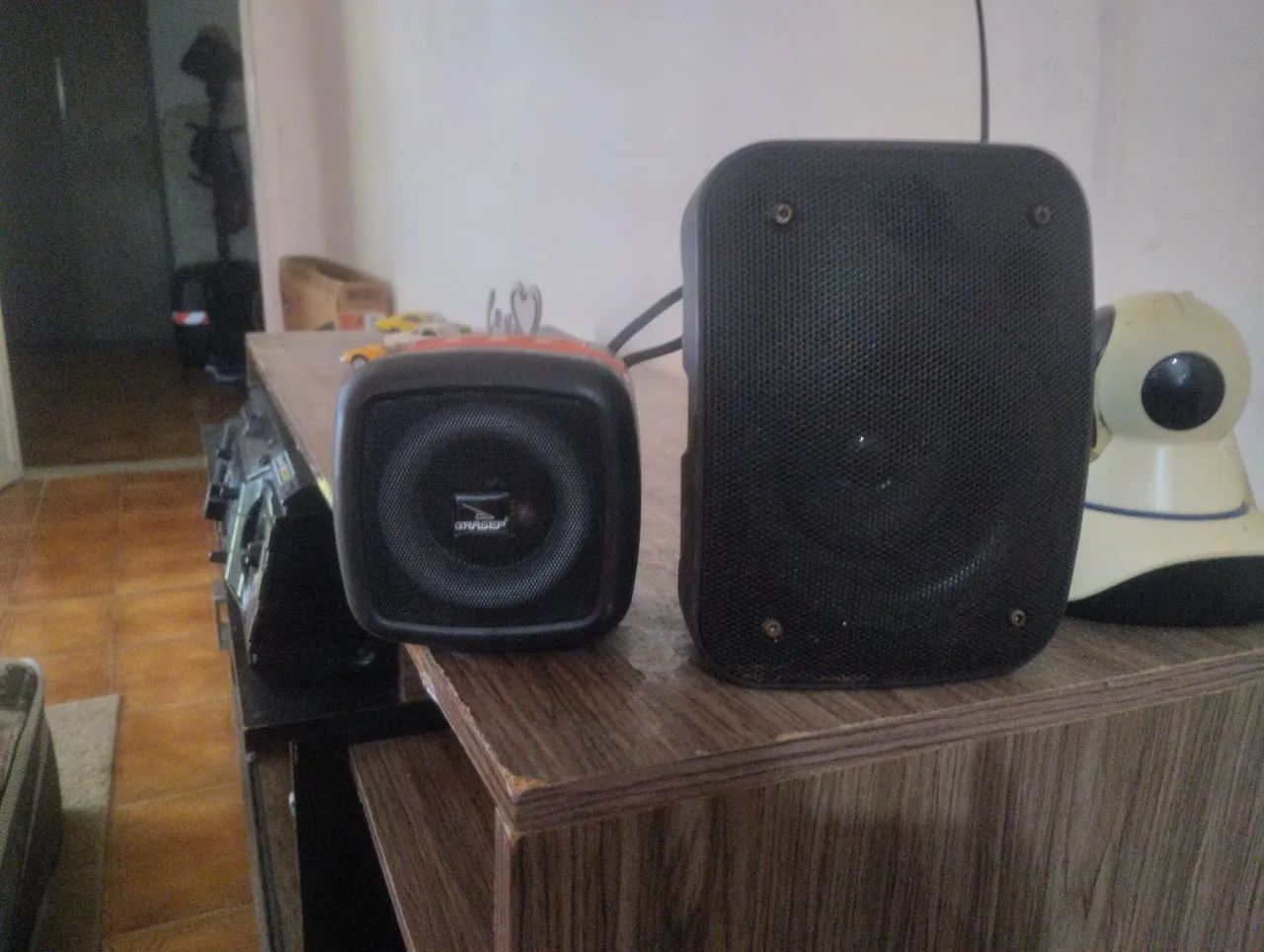 Caixinhas de som bluetooth com defeito.
