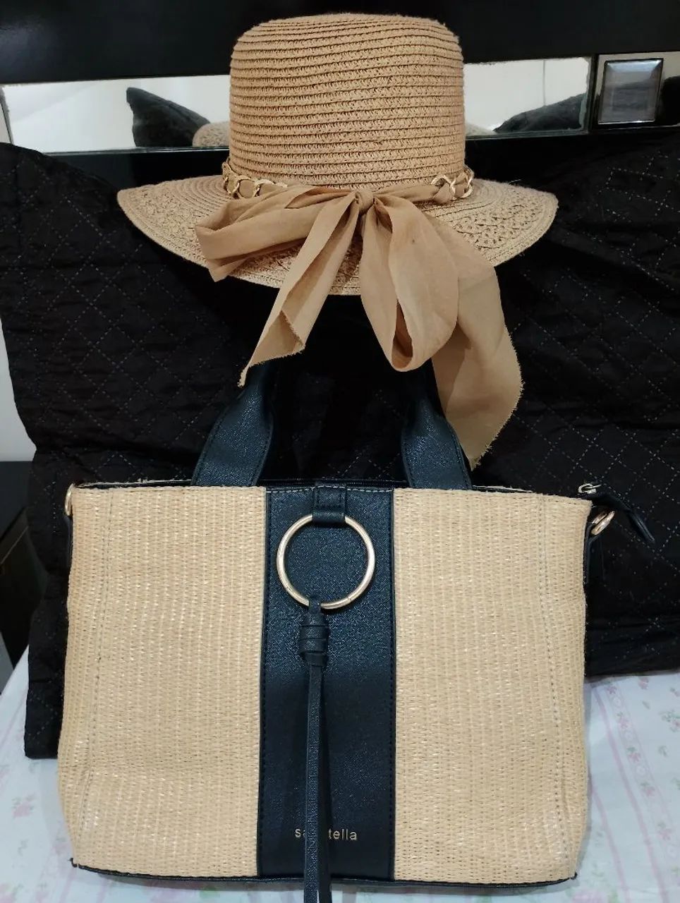 Bolsa e chapéu de palha