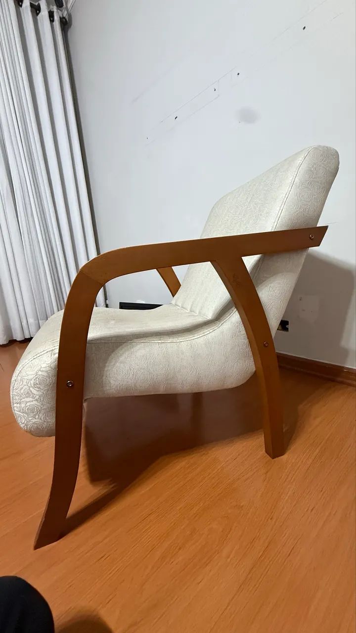 Poltrona estofada com braços de madeira - Foto 2