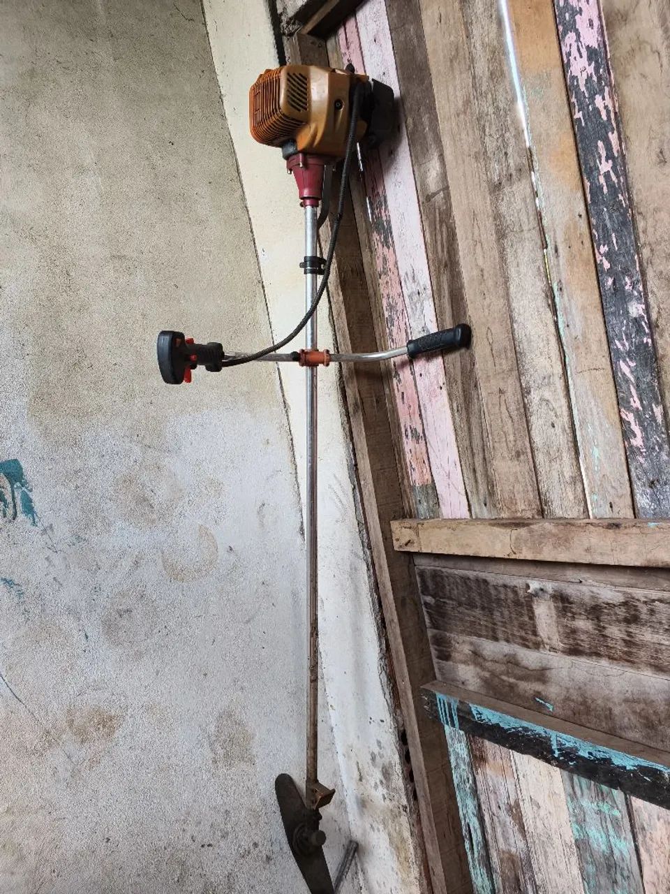 Vendo roçadeira funcionando perfeitamente só não tem o cinto 
