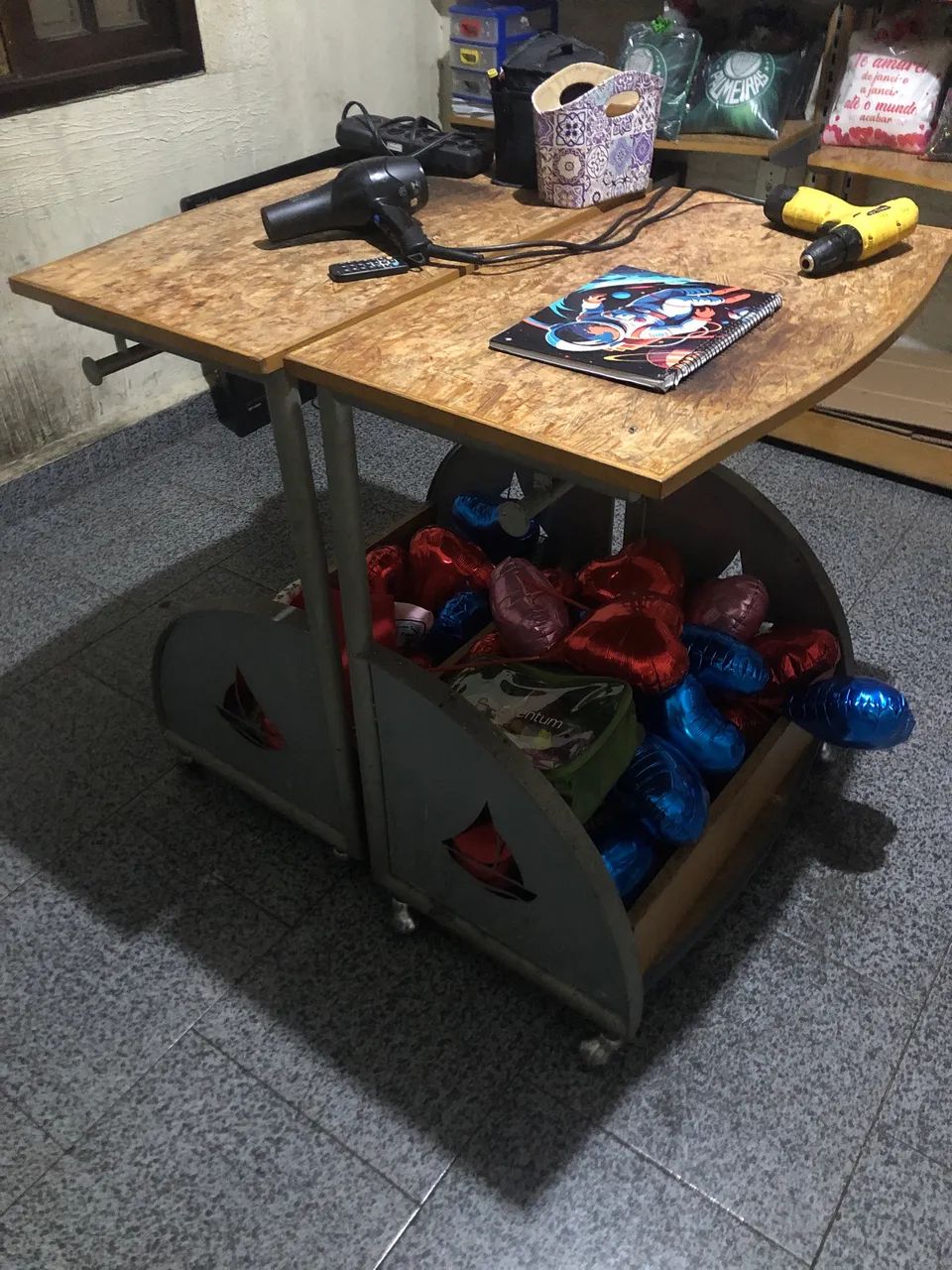 Mesa de madeira  rústica para loja, residência..