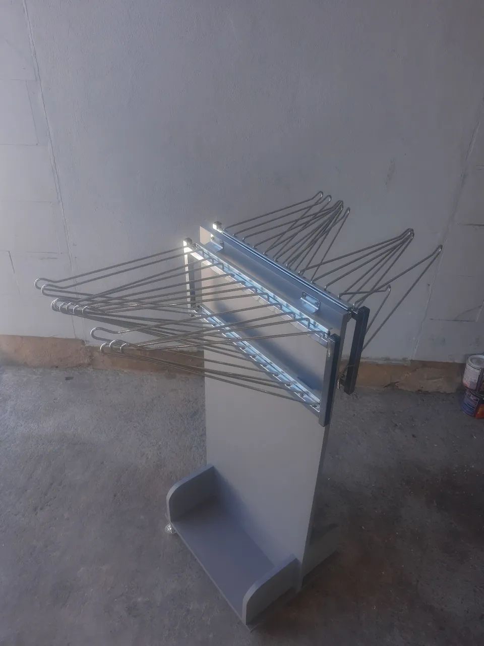 Calçeiro com rodízio para mostruário de loja  - Foto 2