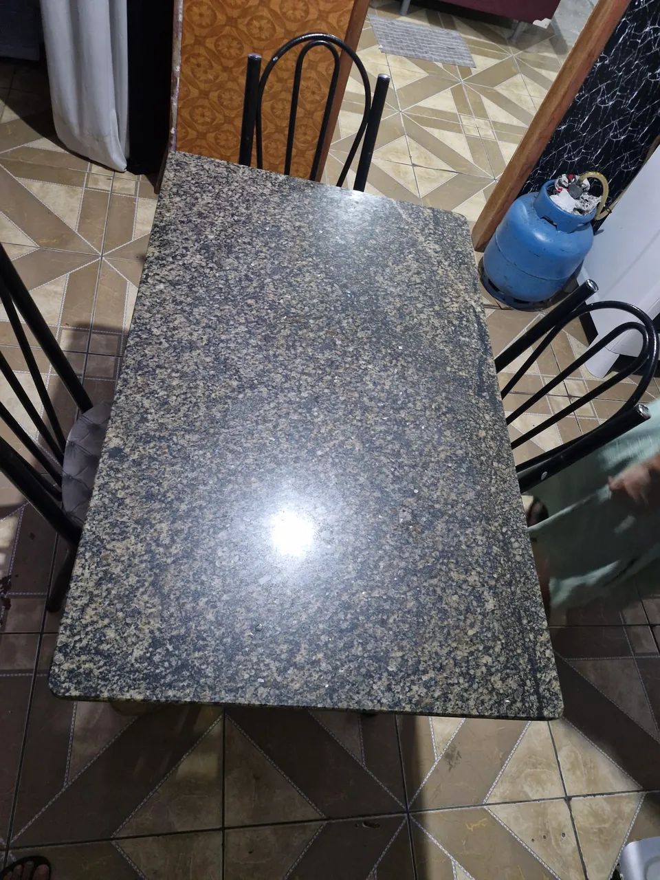Mesa de mármore 4 cadeiras URGENTE - Foto 2