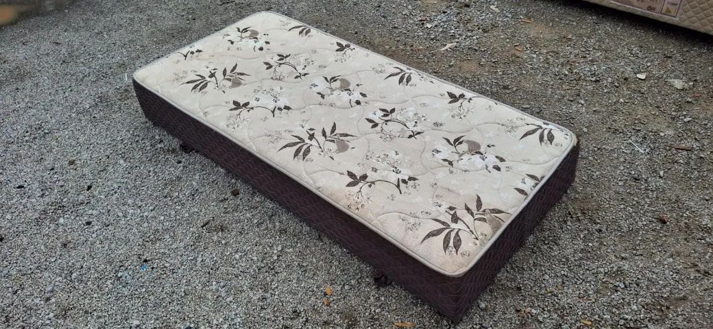 Base de cama branca e marrom, estampada, em bom estado.
