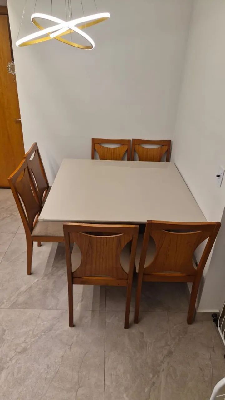 Mesa de jantar quadrada (1,20x1,20m) com 6 cadeiras
