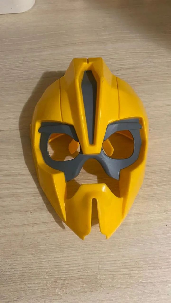 Máscara Transformers Bumblebee com pernas