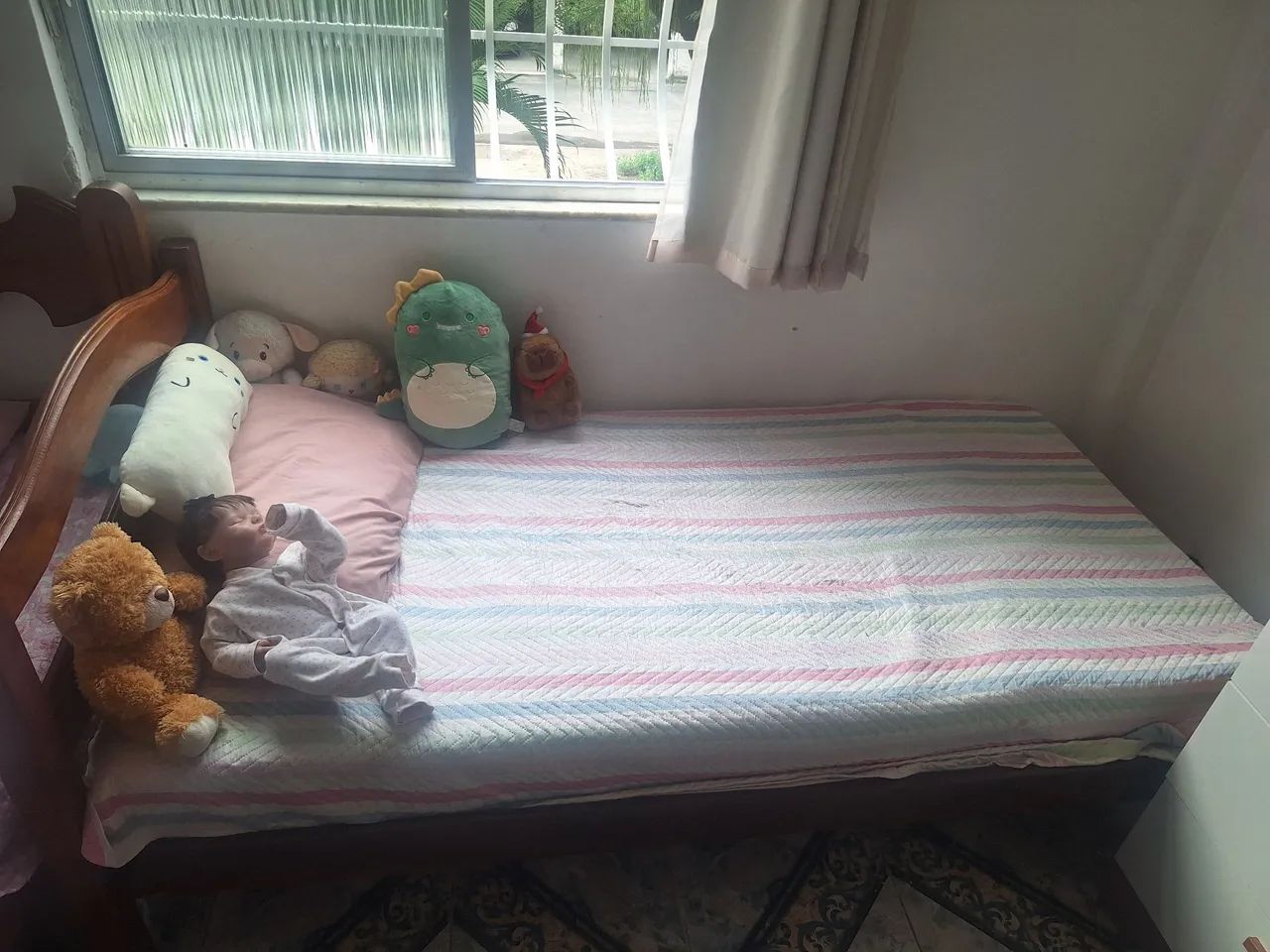 Cama de solteiro de madeira maciça 