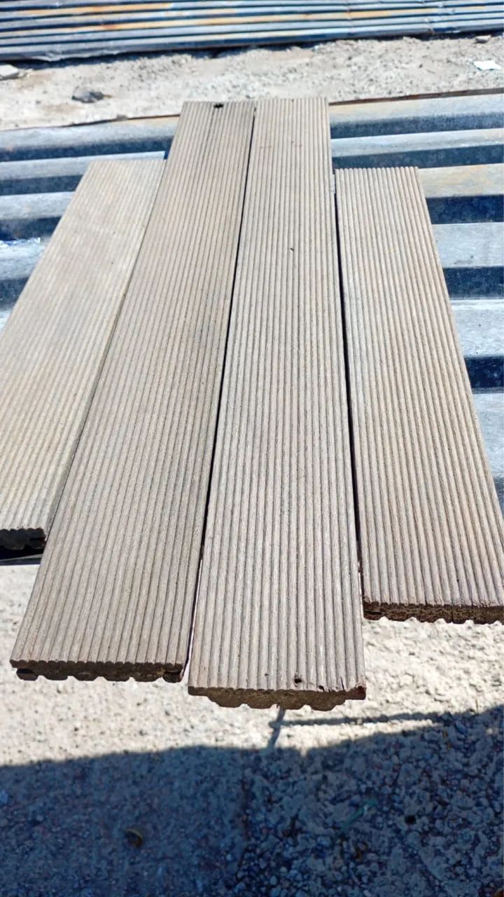 DECK FRISADO DE MADEIRA ITAÚBA