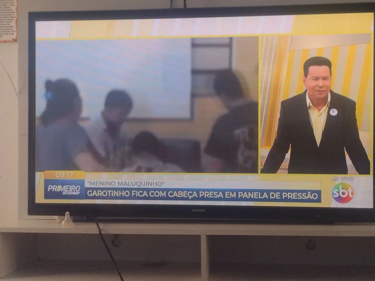 Televisão Samsung 52 polegadas funciona tudo ..... So não tem controle