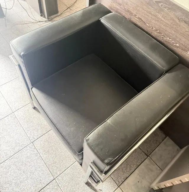 SOFA COURO PRETO 1L - Foto 2