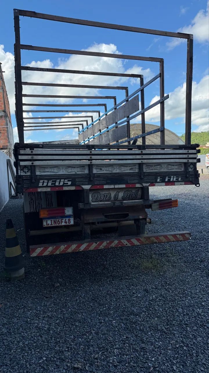 Caminhão Mercedes cara preta  - Foto 4