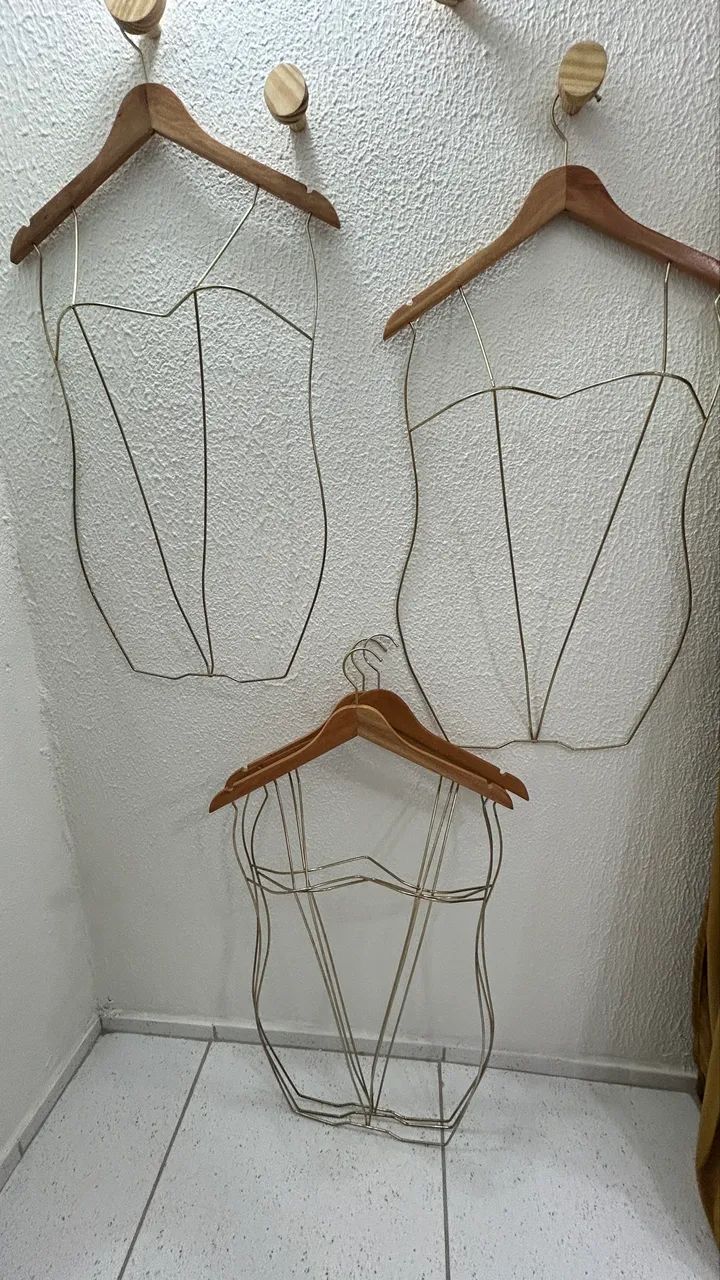 20 Cabides Silhueta para Loja - R$ 200