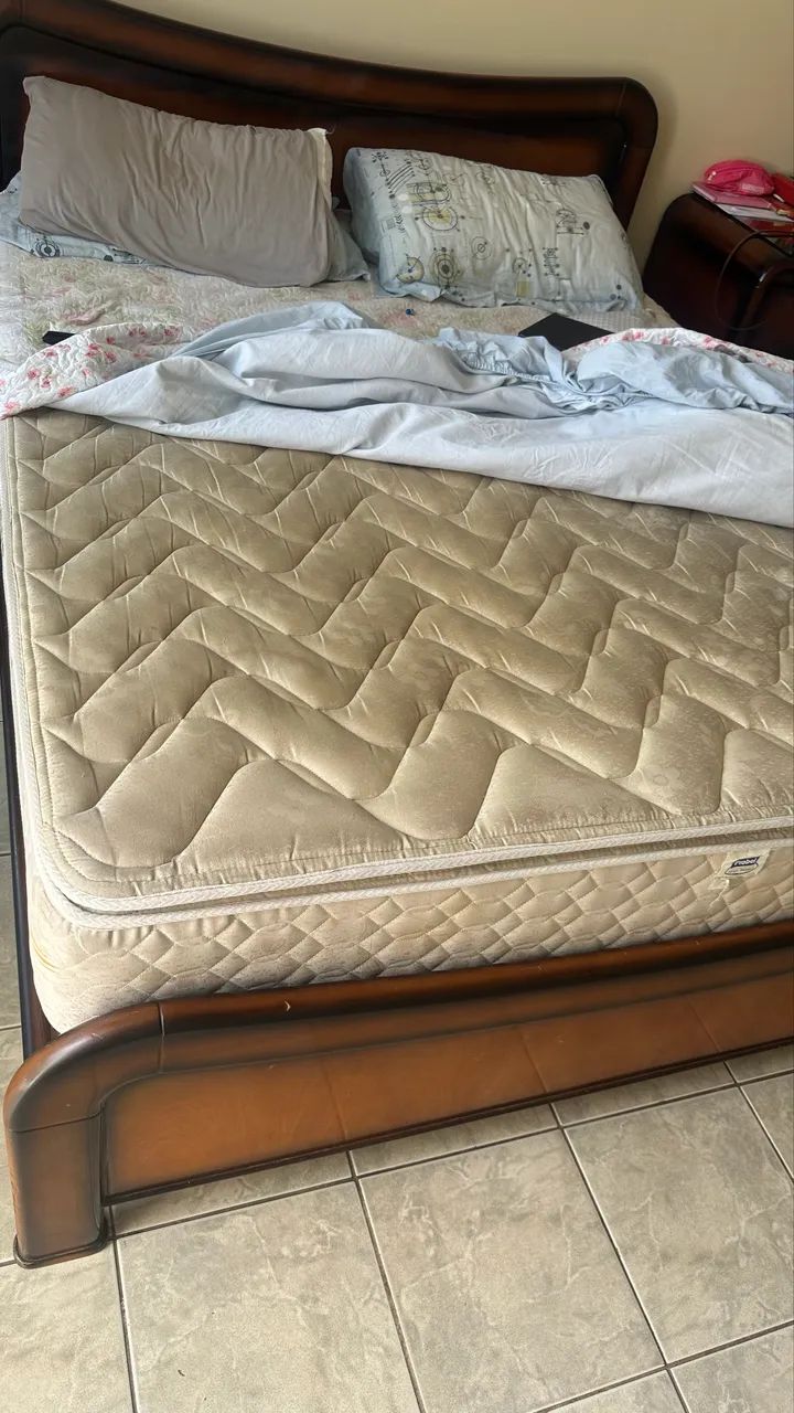 Cama de casal com colchão + 2 criados mudos e 1 espelho - Foto 4