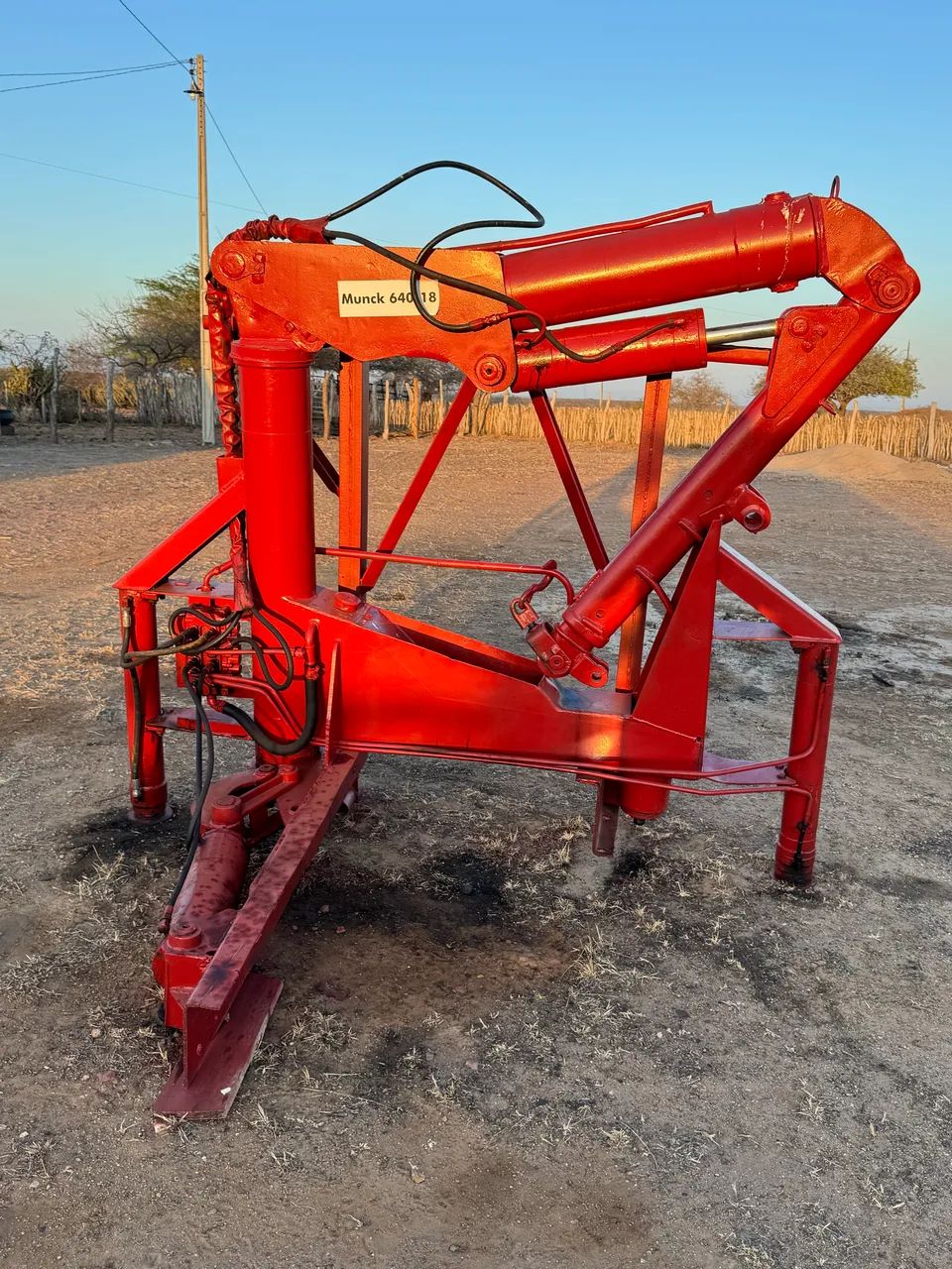 Munck para 04 toneladas 