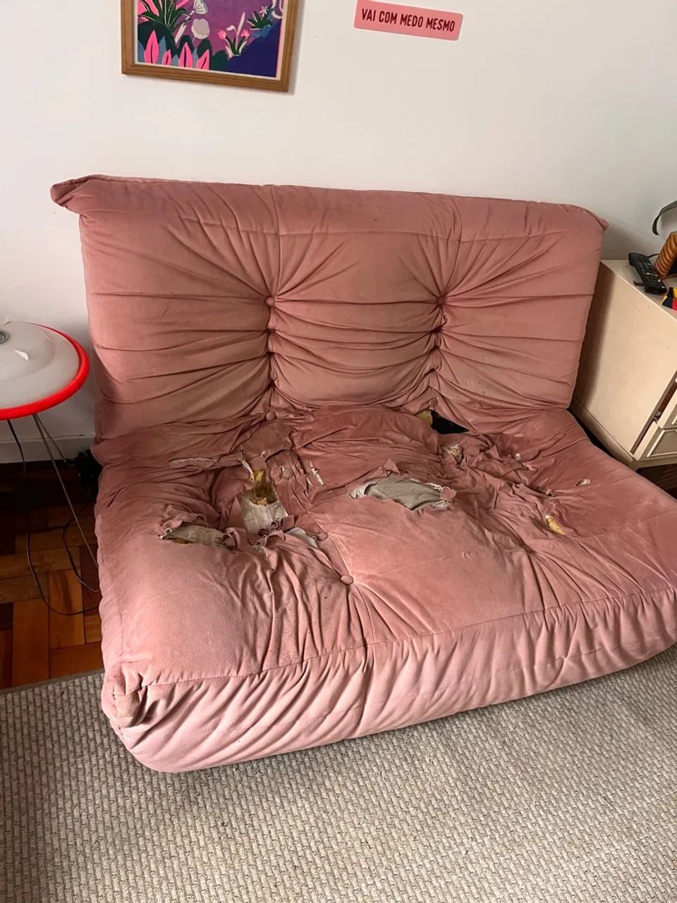 VENDO SOFÁ TOGO - PRECISA DE REFORMA  - Foto 2