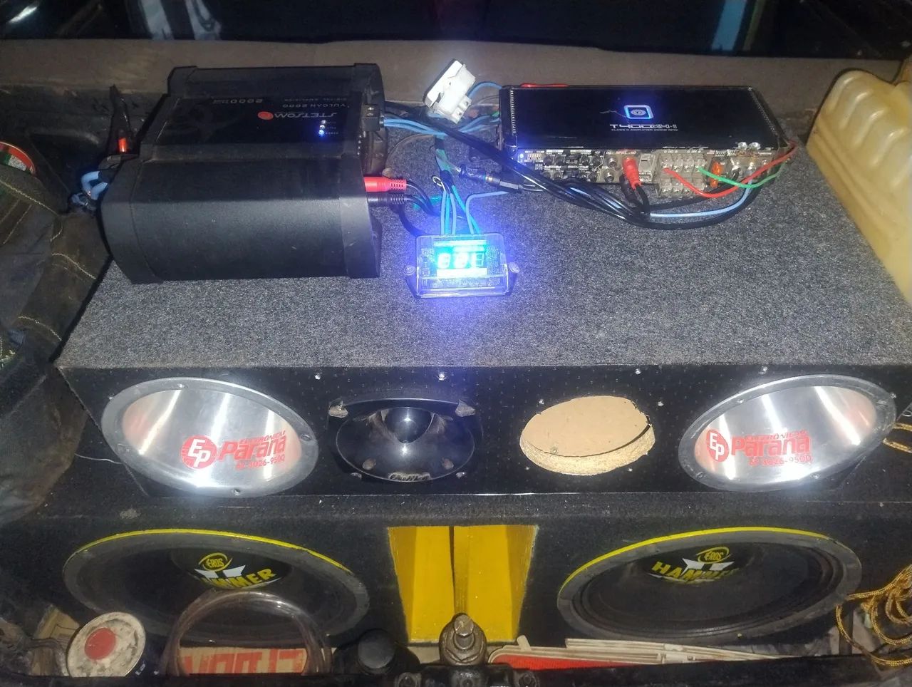 Som automotivo com a bateria de 100 amperes 