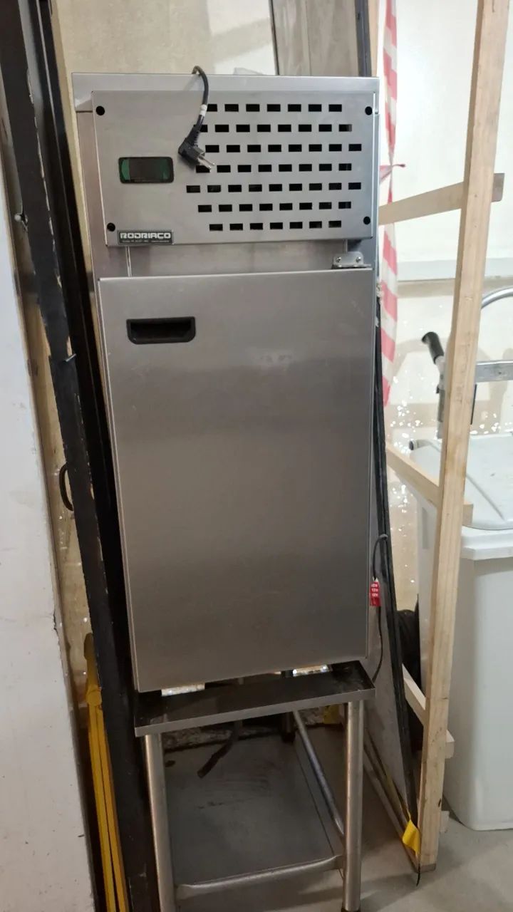 Refrigerador vertical industrial tipo gaveteiro / pass-through