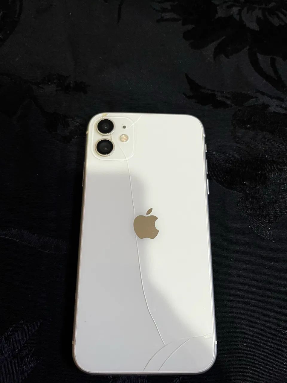 iPhone 11 64G com detalhe 