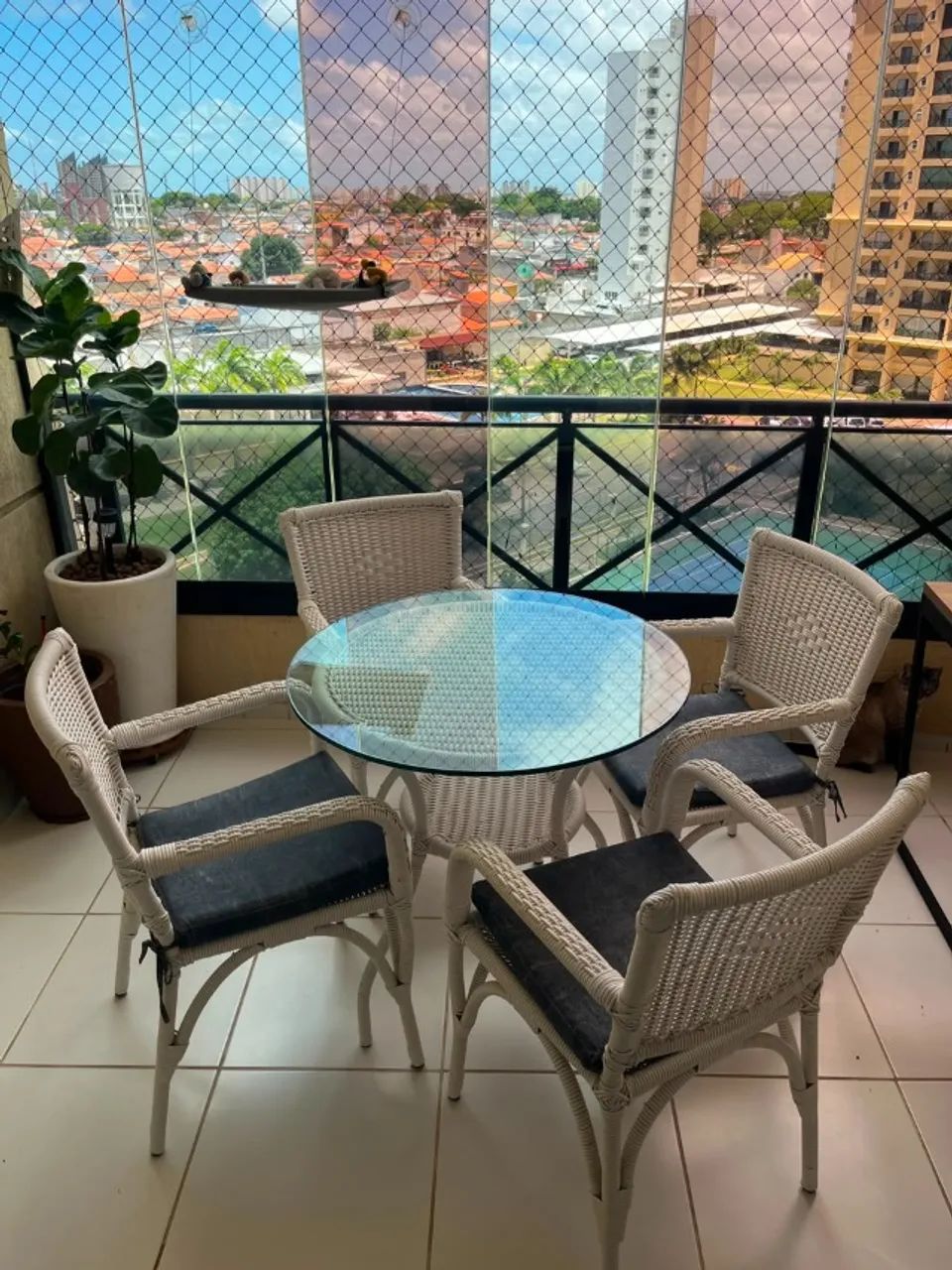 Vendo lindo Conjunto para Varanda com Mesa de Vidro redondo e 4 Cadeiras