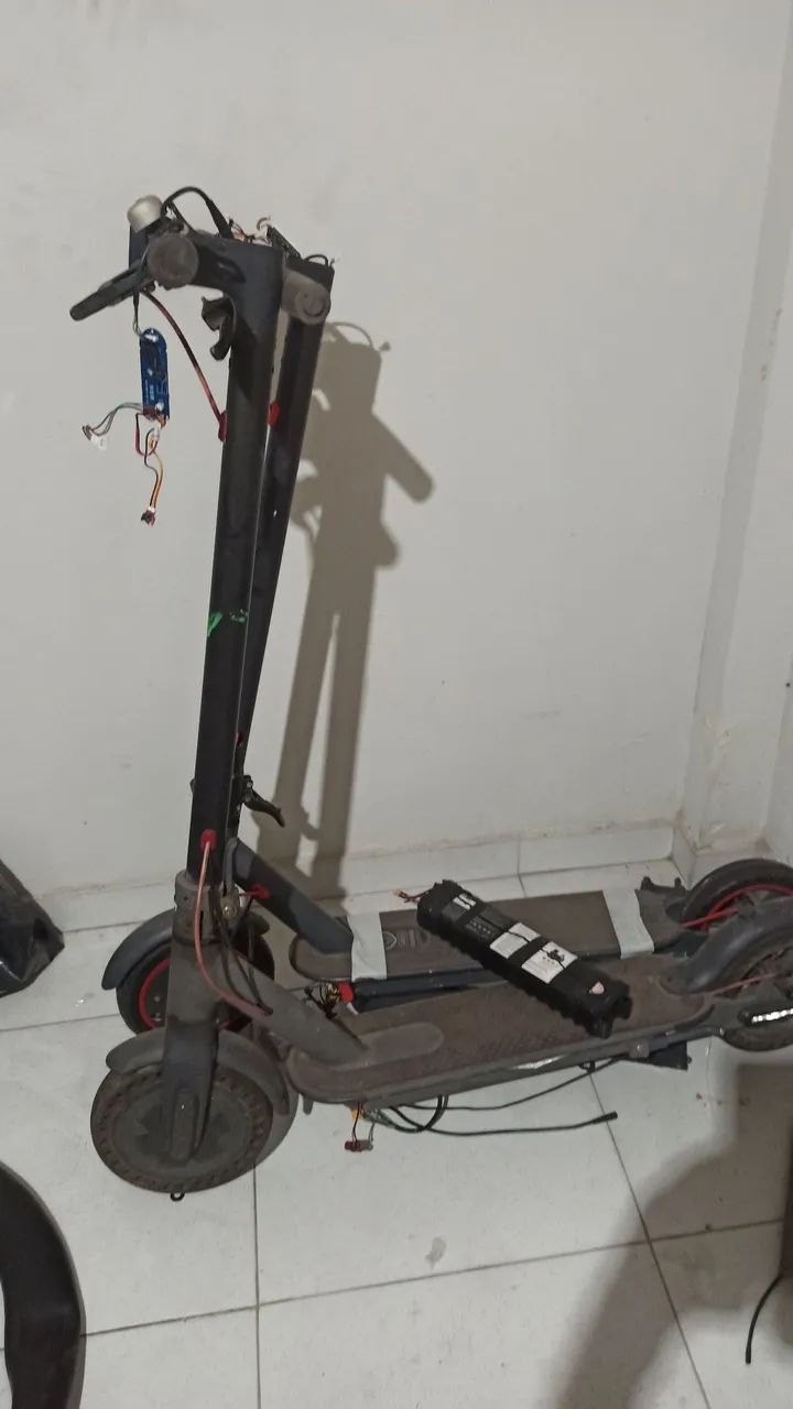 2 patinetes para retirada de peças