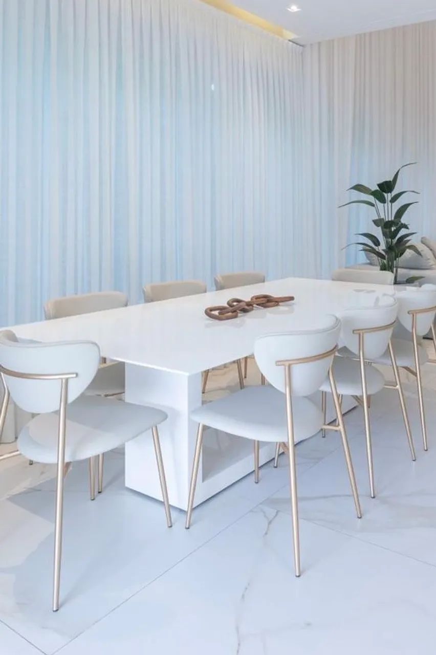 Mesa branca laqueada com cadeiras impecáveis