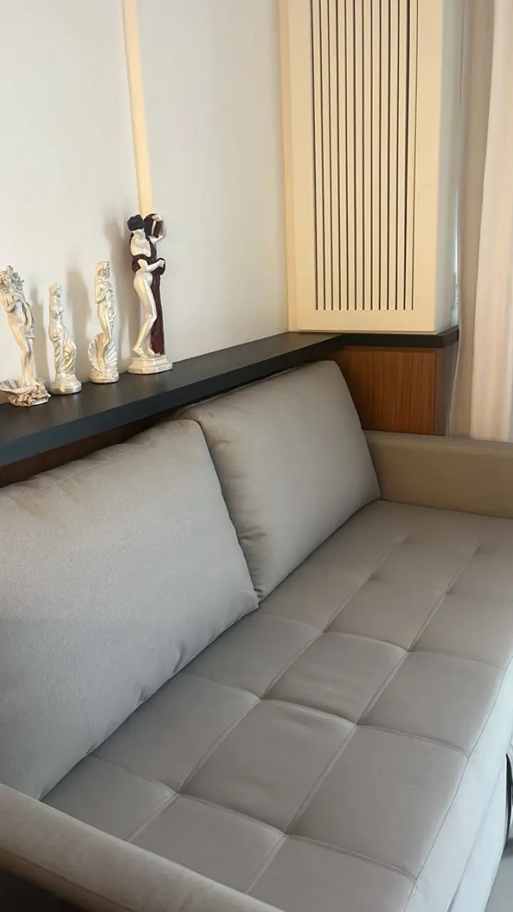 Sofá retrátil cinza-claro + 2 banquetas estofadas. Excelente estado. - Foto 2