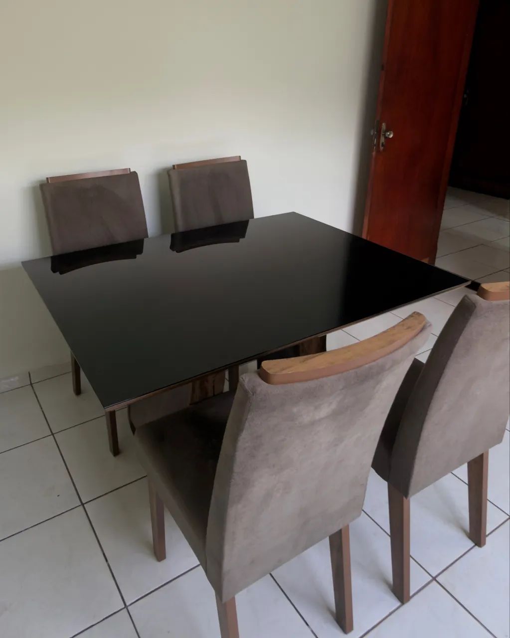     Mesa de Jantar de Vidro com 4 Cadeiras - Ótima Oportunidade - Foto 2