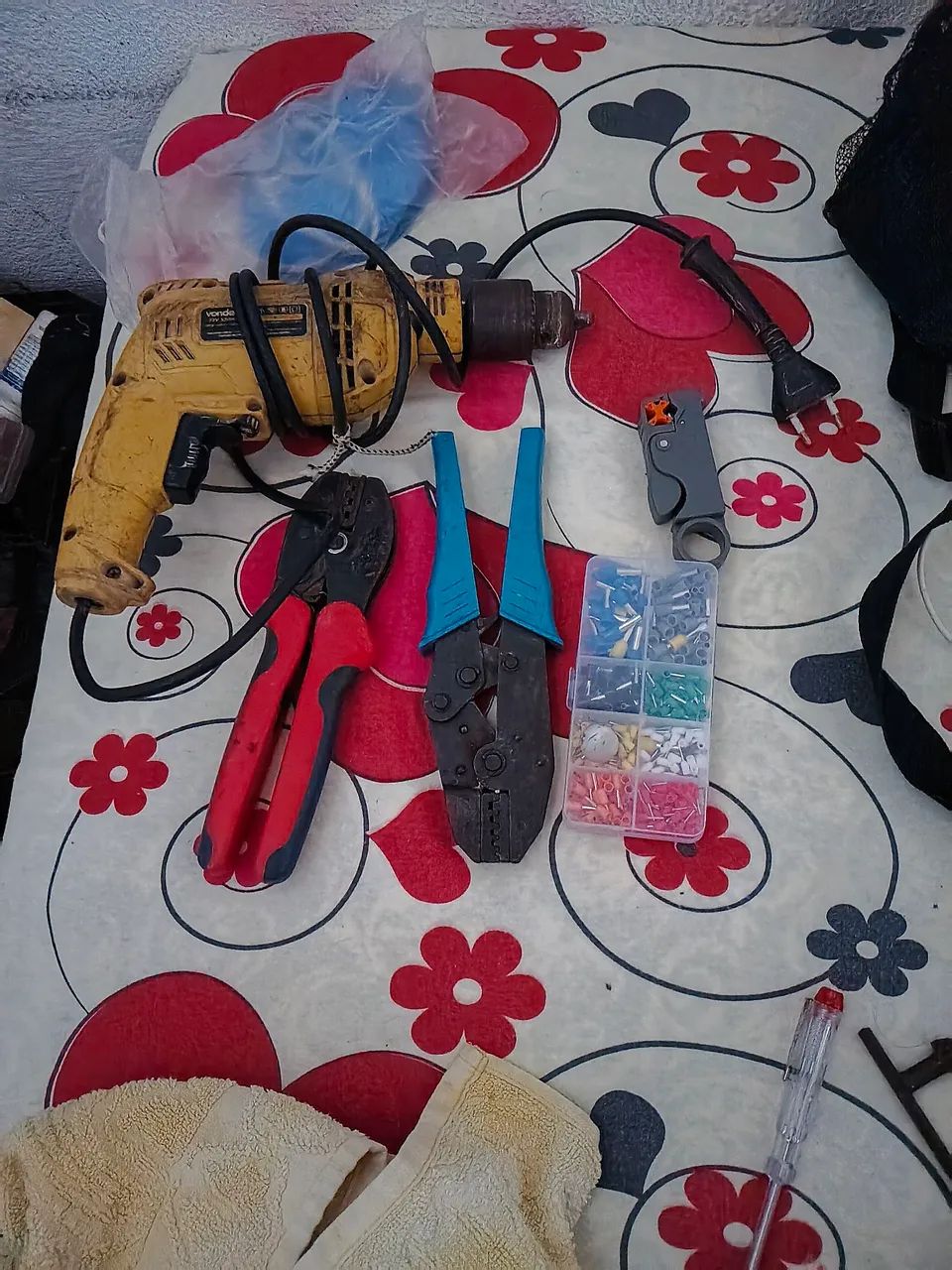 Vendo esses alicates e essa furadeira 