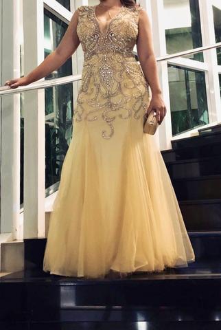 Vestido dourado bordado