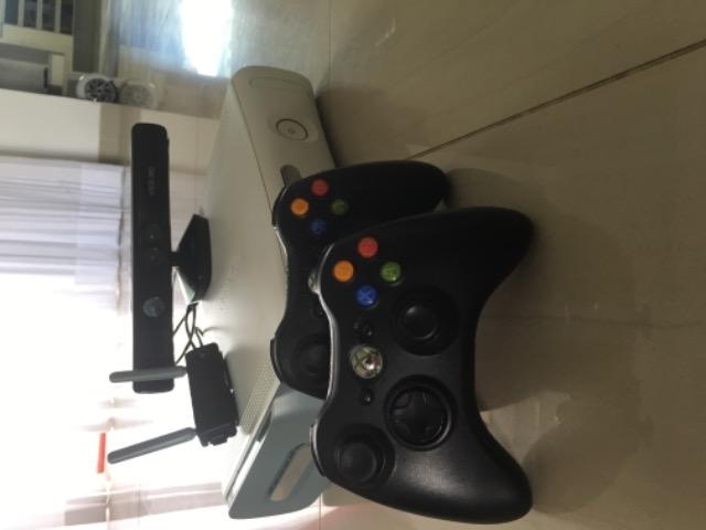 Xbox 360 + 2 controles + Kinect + destravado - Foto 3