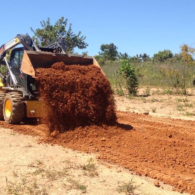 Rocagem ,limpeza , valetas com Bobcat é miniescavadeira  - Foto 2