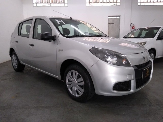 SANDERO 1.0/2014 COMPLETO, BAIXA KM / FINANCIAMOS COM ENTRADA A PARTIR DE R$ 1.000,00.