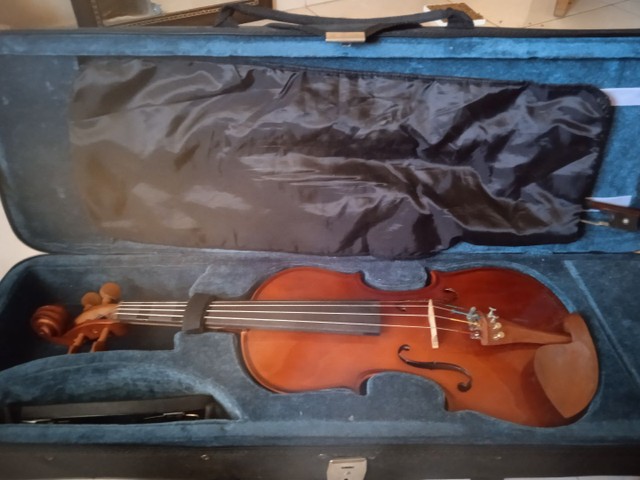 Vendo violino Eagle semi novo com descanso pra ombro e estante de partitura   - Foto 2