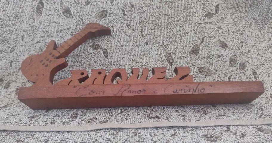 Peça decorativa em madeira em formato de uma guitarra  em ótimo estado. - Foto 3
