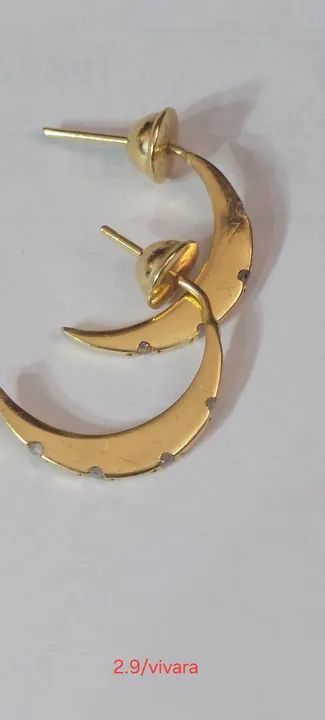 Brinco em ouro amarelo modelo meia lua com brilhantes vivara  - Foto 3