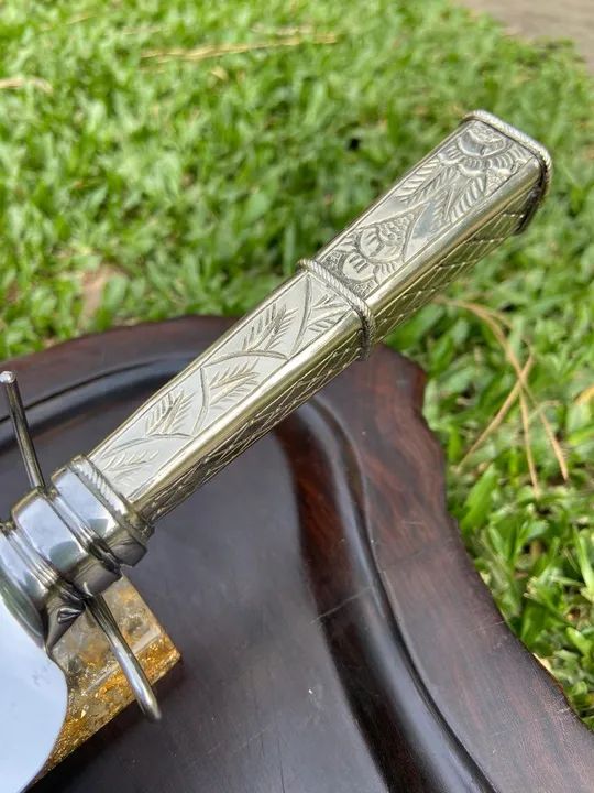 Faca gaúcha da cutelaria Redomão com cabo em alpaca e bainha em couro cru - Foto 5