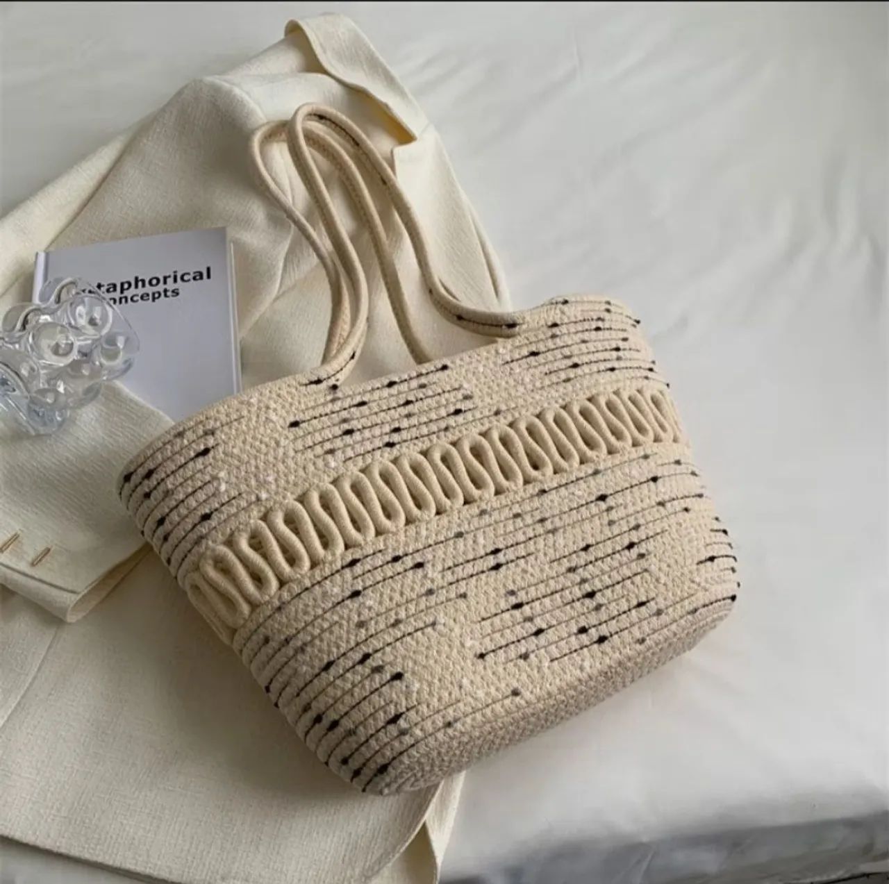 Bolsa elegante feita de cordas de algodão macramé 
