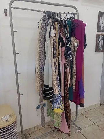 Arara alta com rodinhas