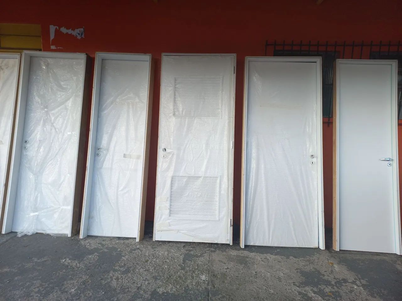 Portas de madeira novas completa - Foto 3