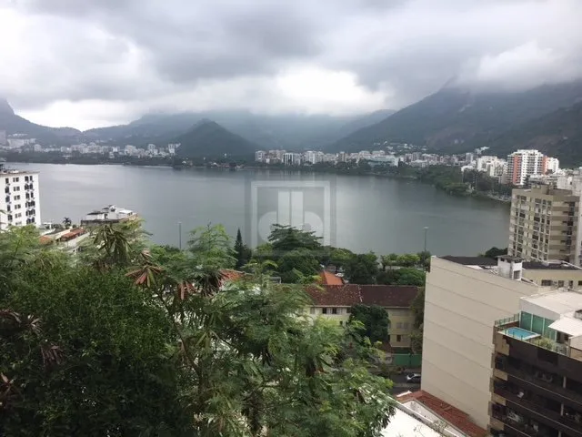 RUA SACOPÃ - Lagoa - Fonte Saudade - Sala - Lavabo - Tábuas corridas - 3 quartos (suíte) -