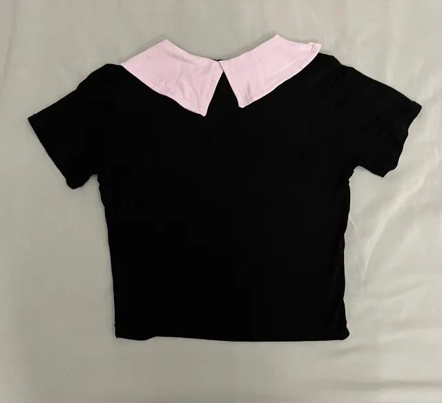 Blusa cropped estilo Wandinha