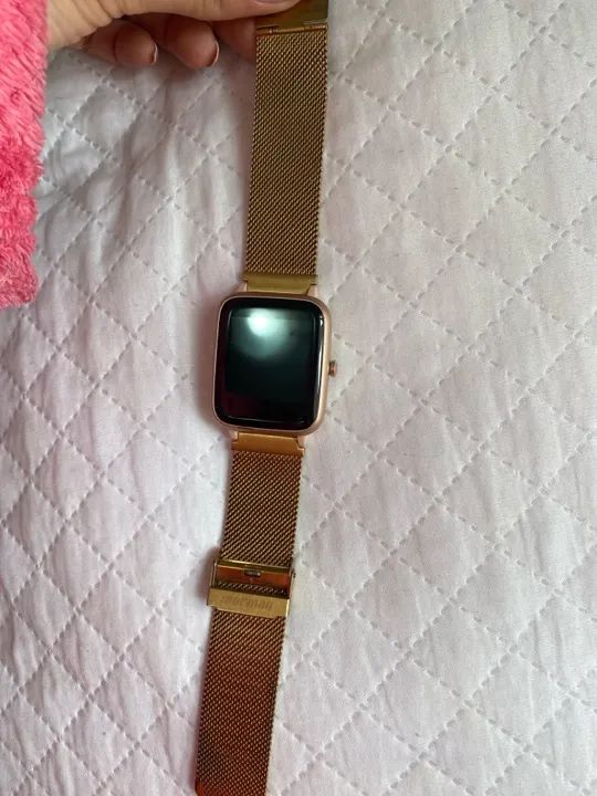 Smartwatch dourado com pulseira de metal