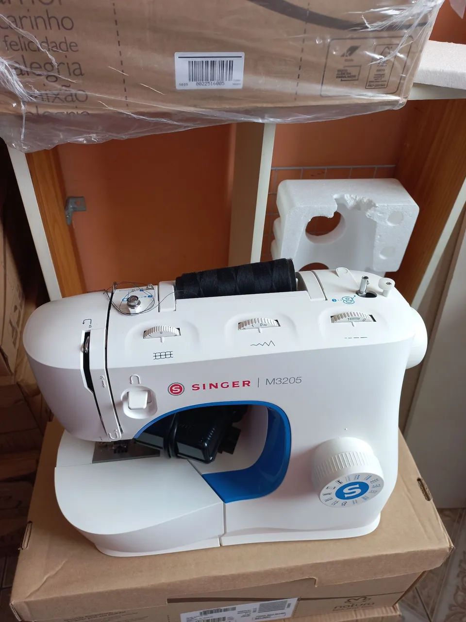 Vendo Máquina de Costurar Singer M3205 - Nova! - Foto 4