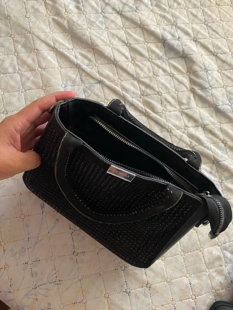Bolsa de mão preta com pedrarias