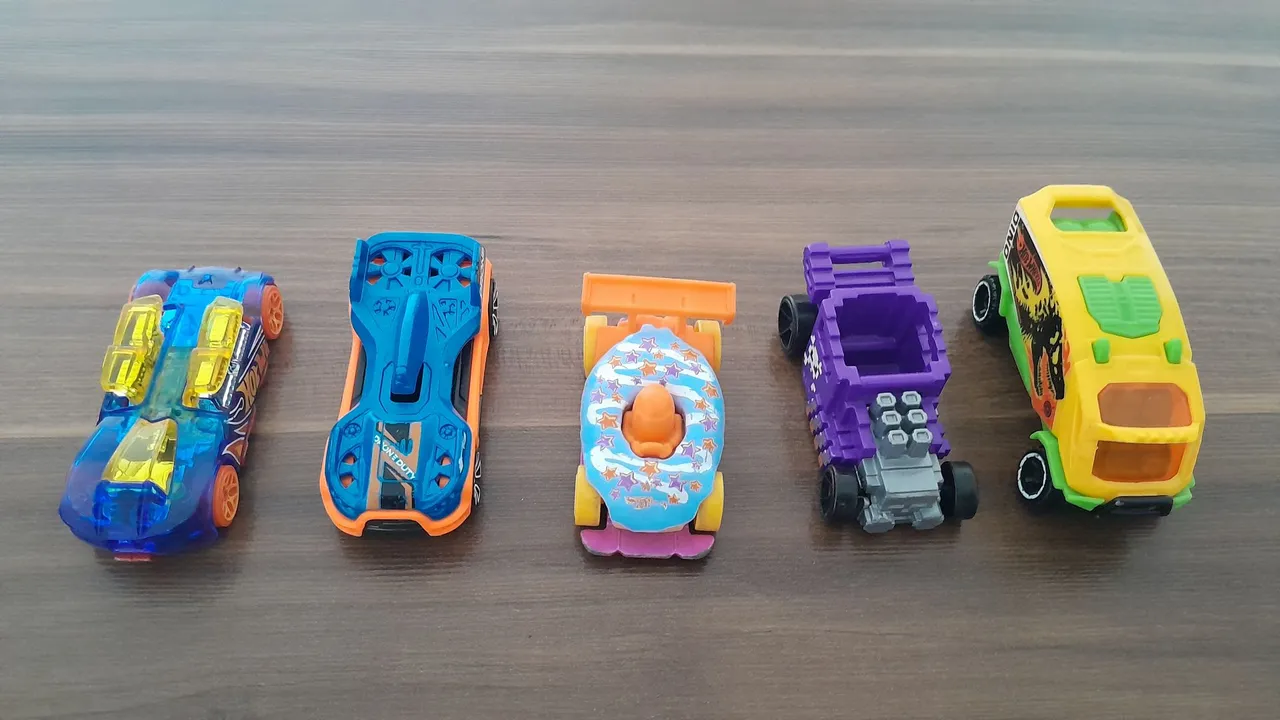 5 Carrinhos Hotwheels