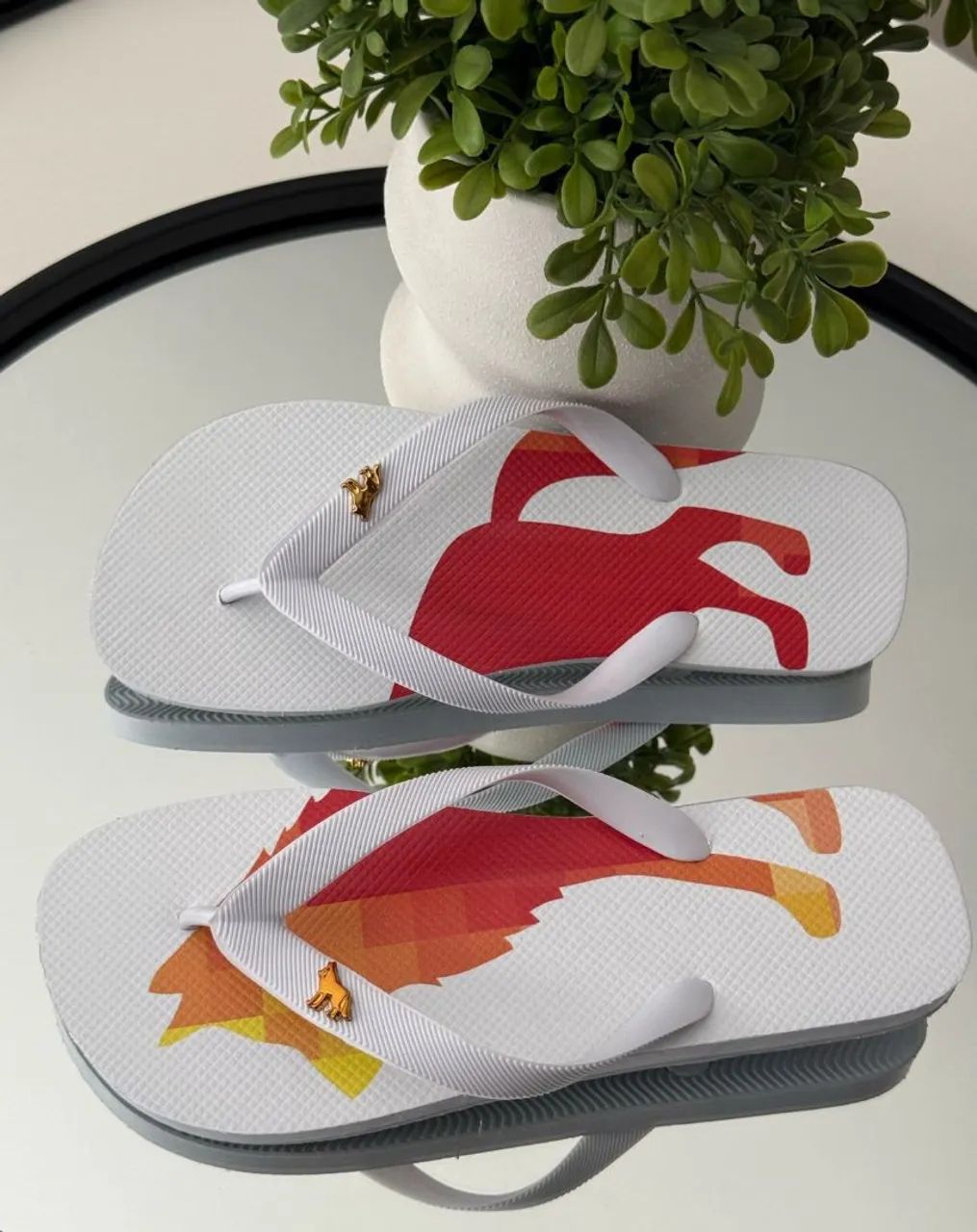 Chinelo Azul com Design Geométrico e Logotipo - Foto 2