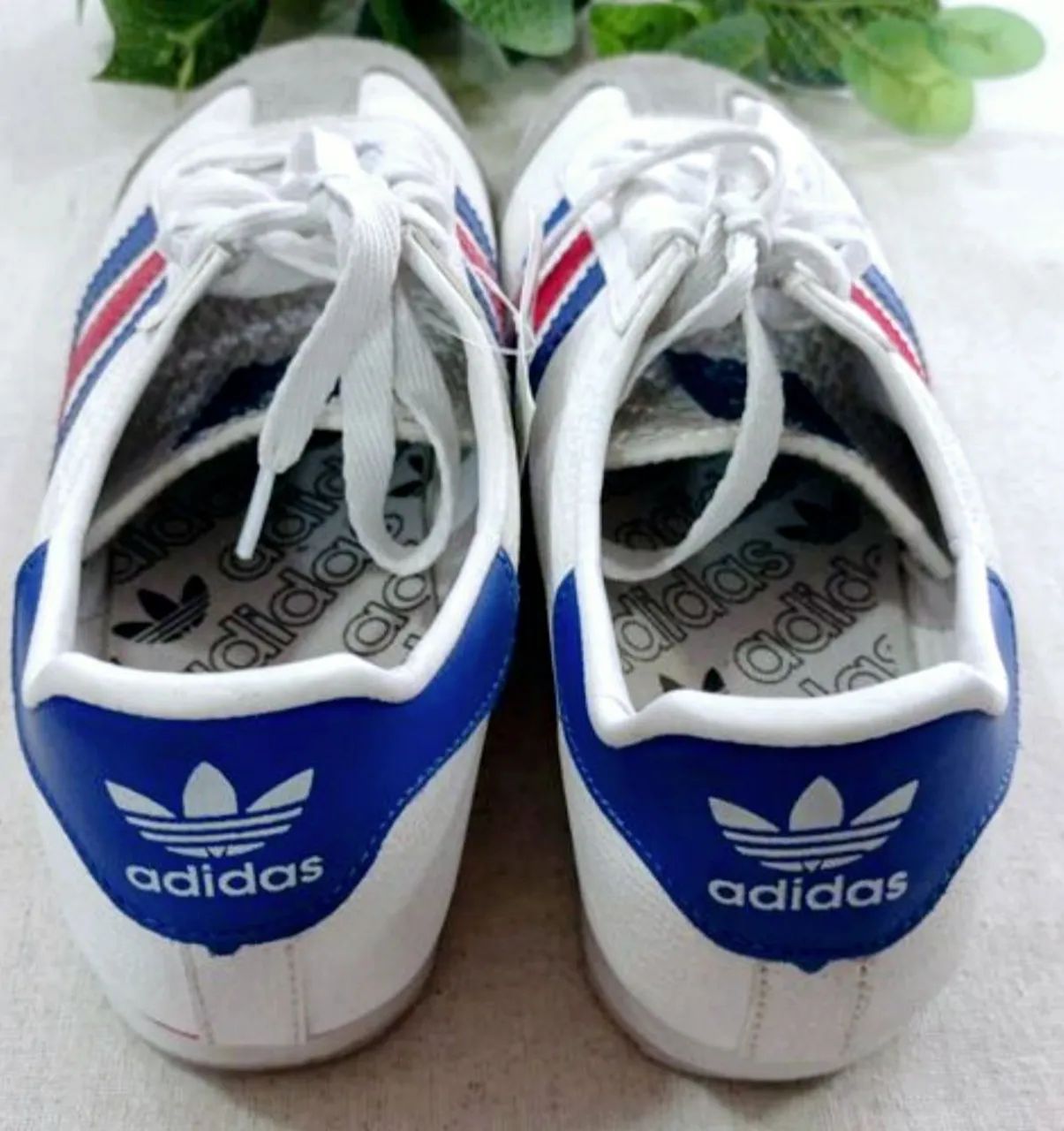 Tênis Adidas ROM branco com detalhes coloridos - Foto 3
