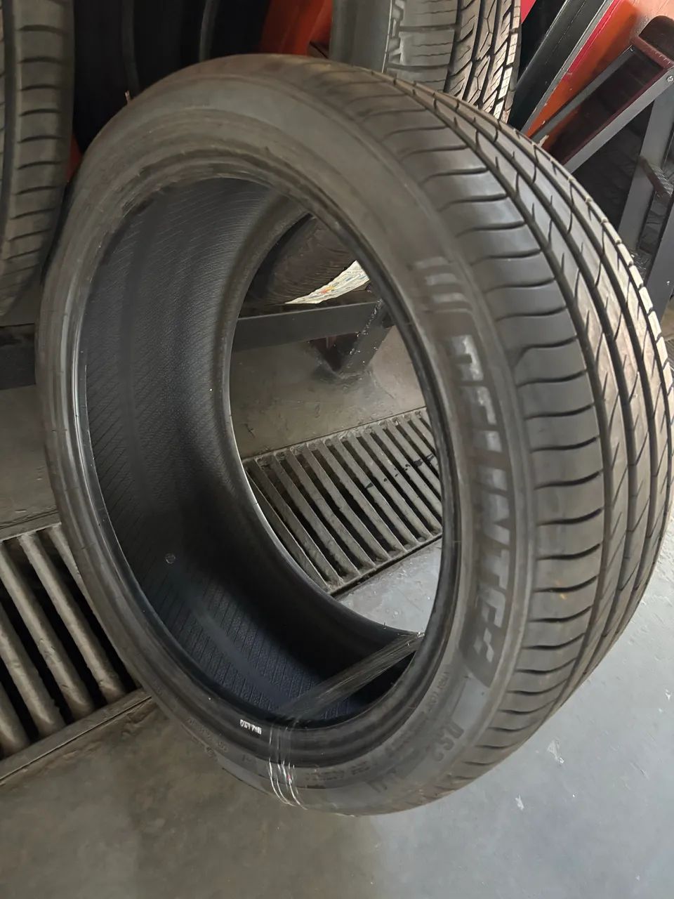 Jogo Pneus Delinte 255/40 r20 novos - Foto 3