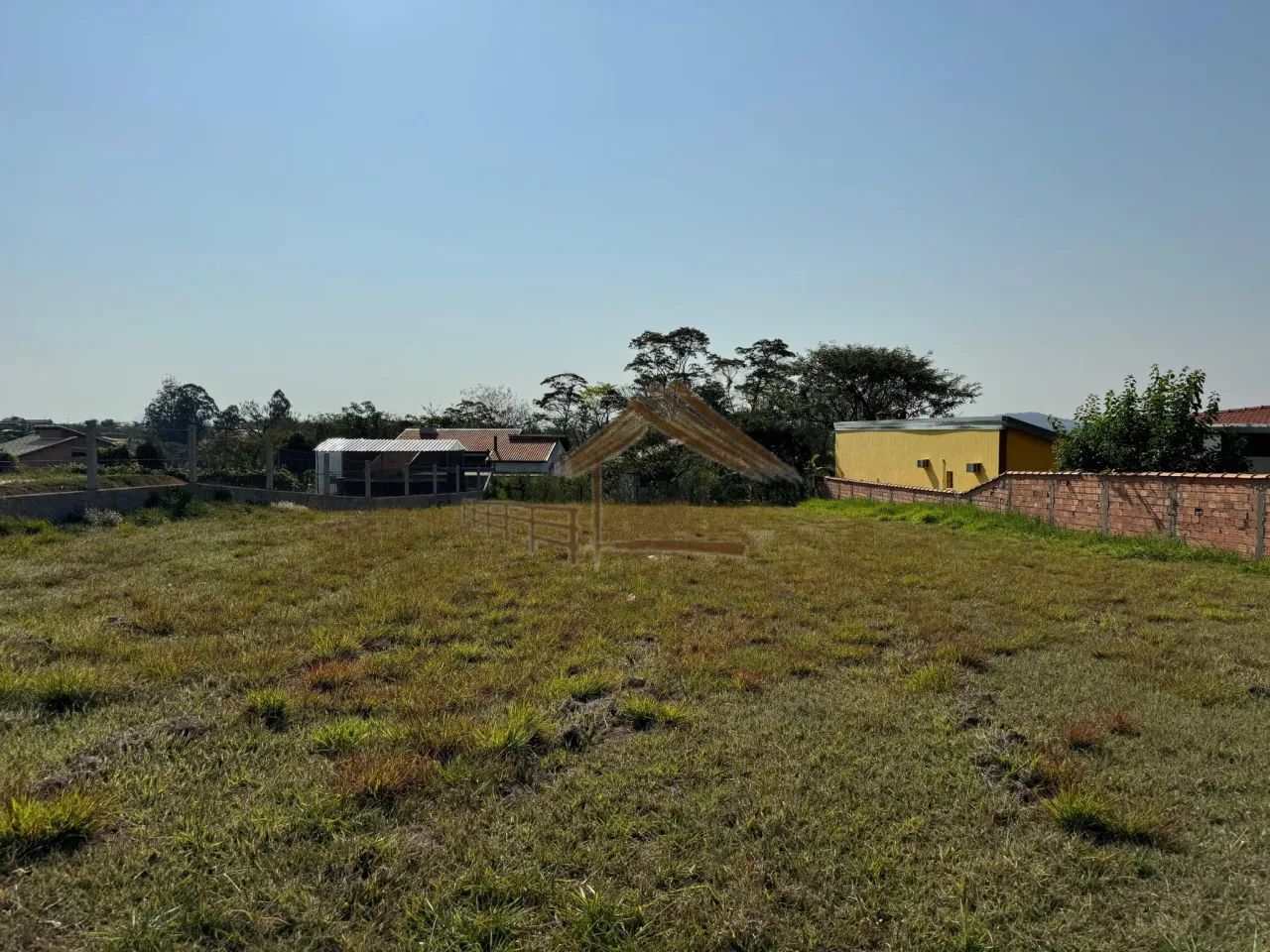 Terreno com 1.000 m² em condomínio, local tranquilo com vizinhos moradores, Porangaba SP - Foto 3