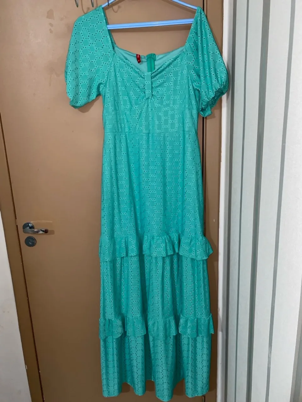 Vestido Longo Verde com Detalhes em Perfuração